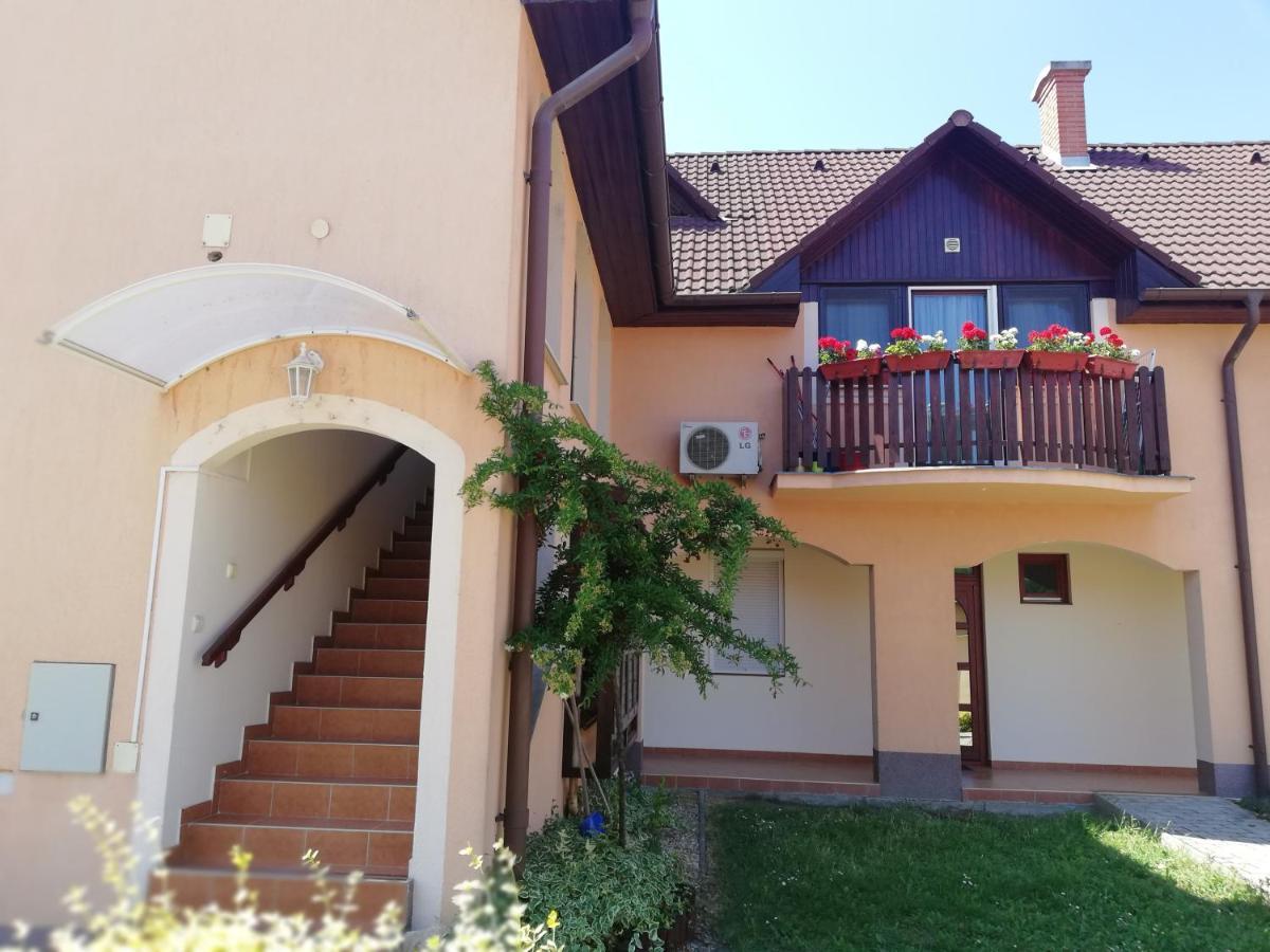 Galery Apartman Gyula Exterior photo